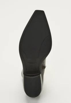 Kelsey Heel Classic Leather Boots
