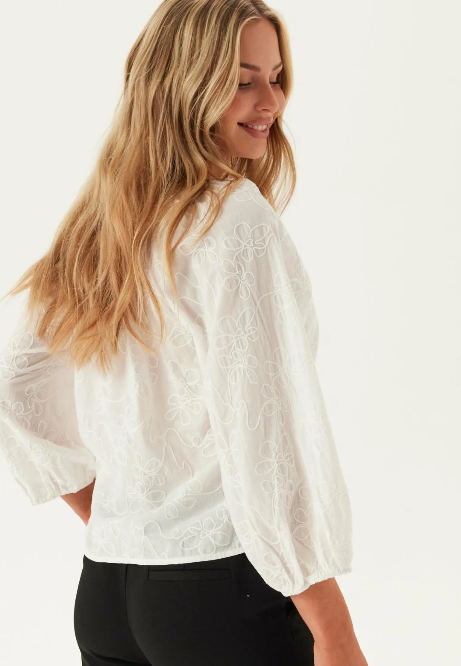 Onlzion 3/4 V-NECK EMB TOP WVN