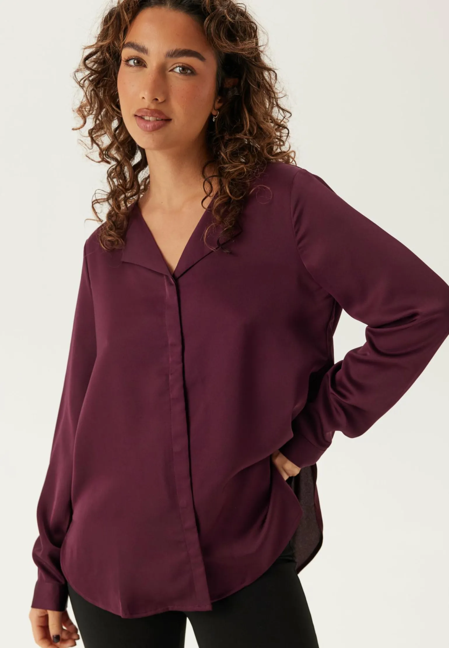 Viellette V-neck L/S Satin Shirt