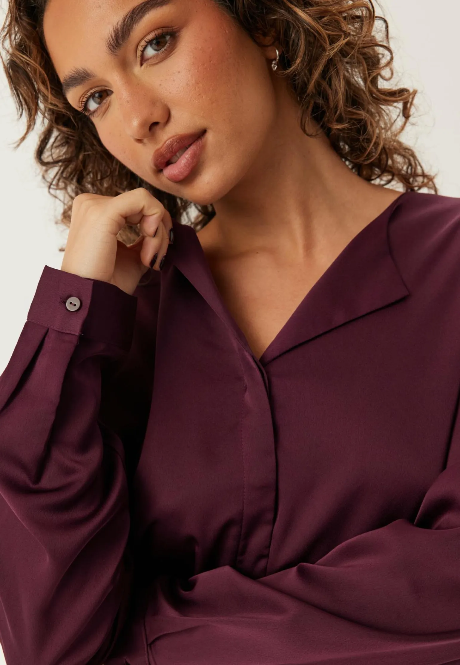 Viellette V-neck L/S Satin Shirt