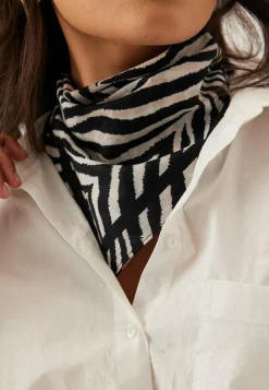 Vmlesley Scarf