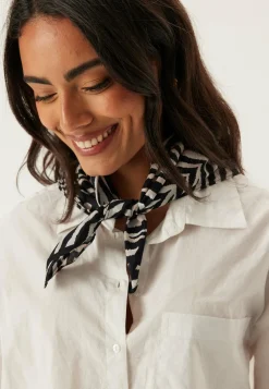 Vmlesley Scarf